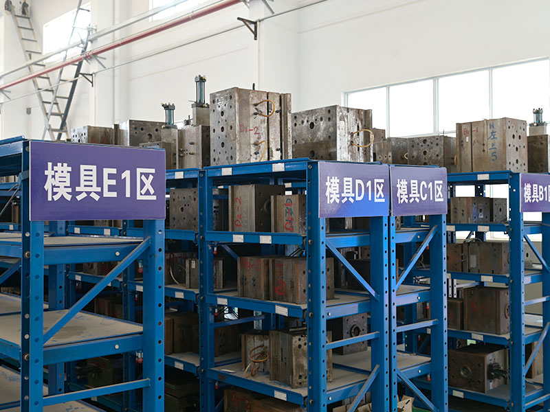 How to perform daily maintenance on plastic molds?